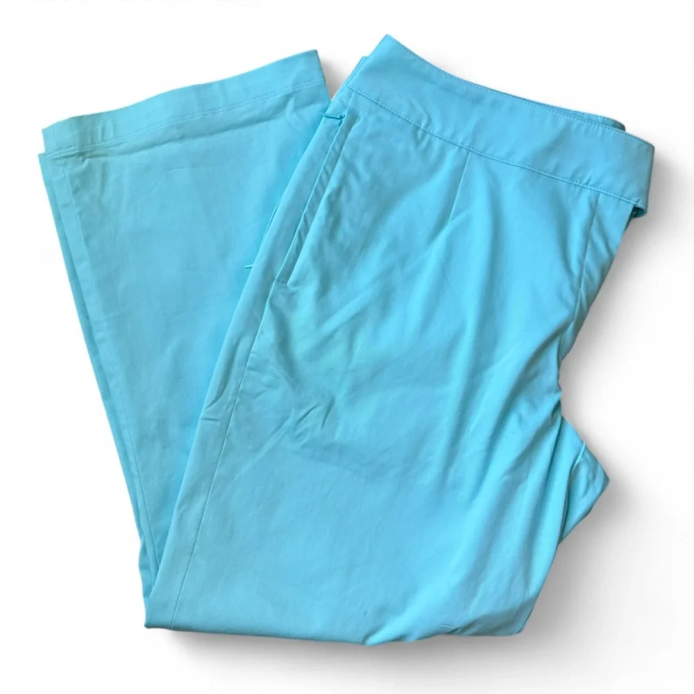 Nike Golf NWOT Aqua Blue Capri Pants - Size 12
